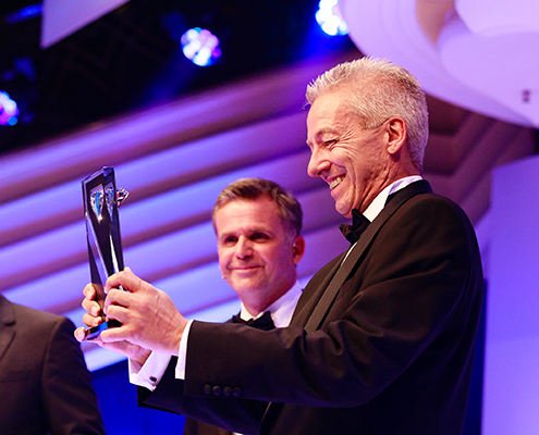 Dr. Schannath Executive Search mit dem unbeschreiblichen Gefühl den „Headhunter of the Year"-Award in den Händen zu halten